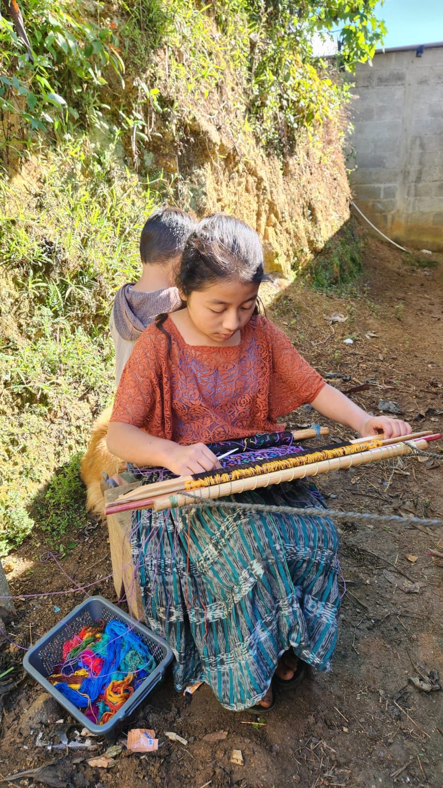 Niña tejedora que participa en procesos acompañados por ADICAY